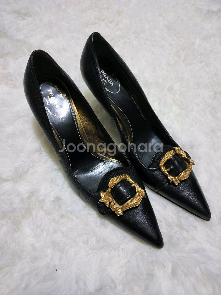 프라다 여성 골드 버클 펌프스--1