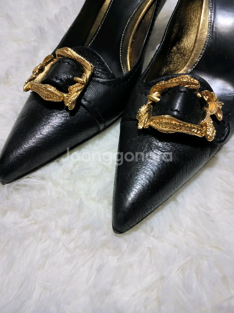 프라다 여성 골드 버클 펌프스--2