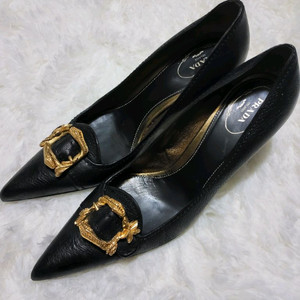 프라다 여성 골드 버클 펌프스