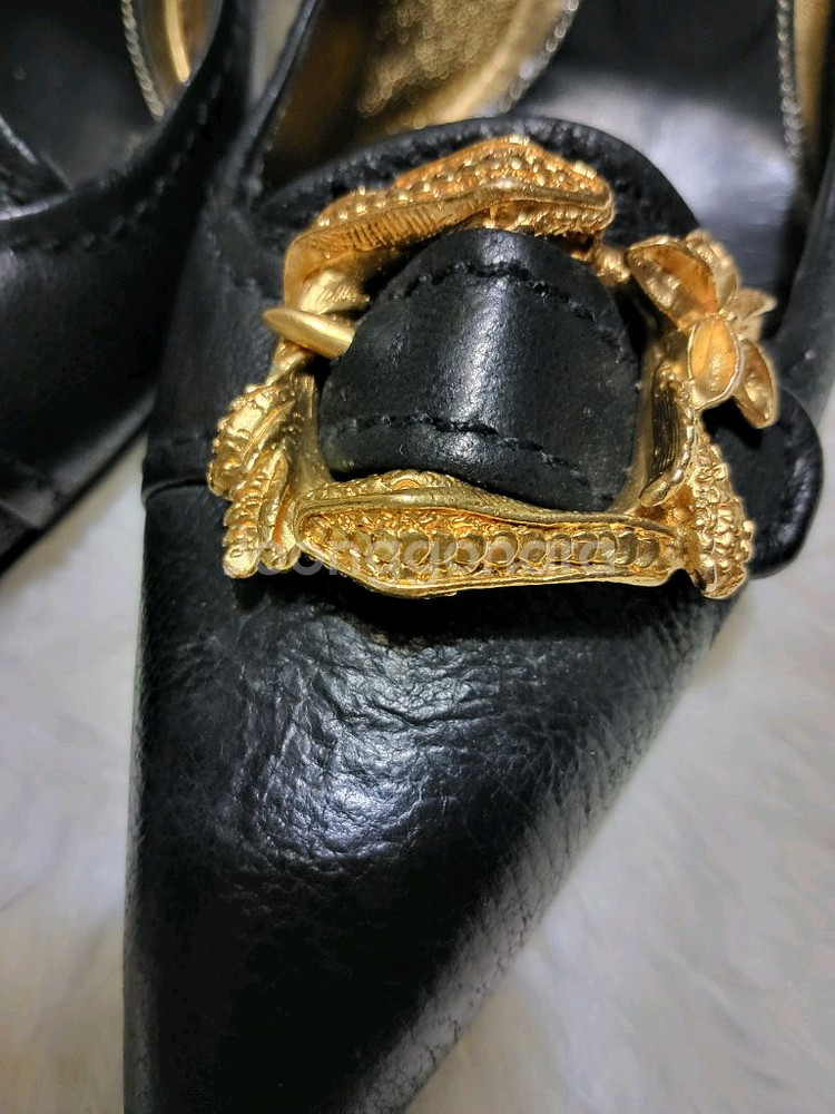 프라다 여성 골드 버클 펌프스--3