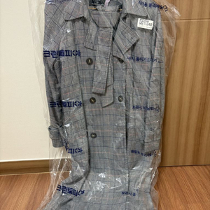 플라스틱 아일랜드 체크트렌치코트