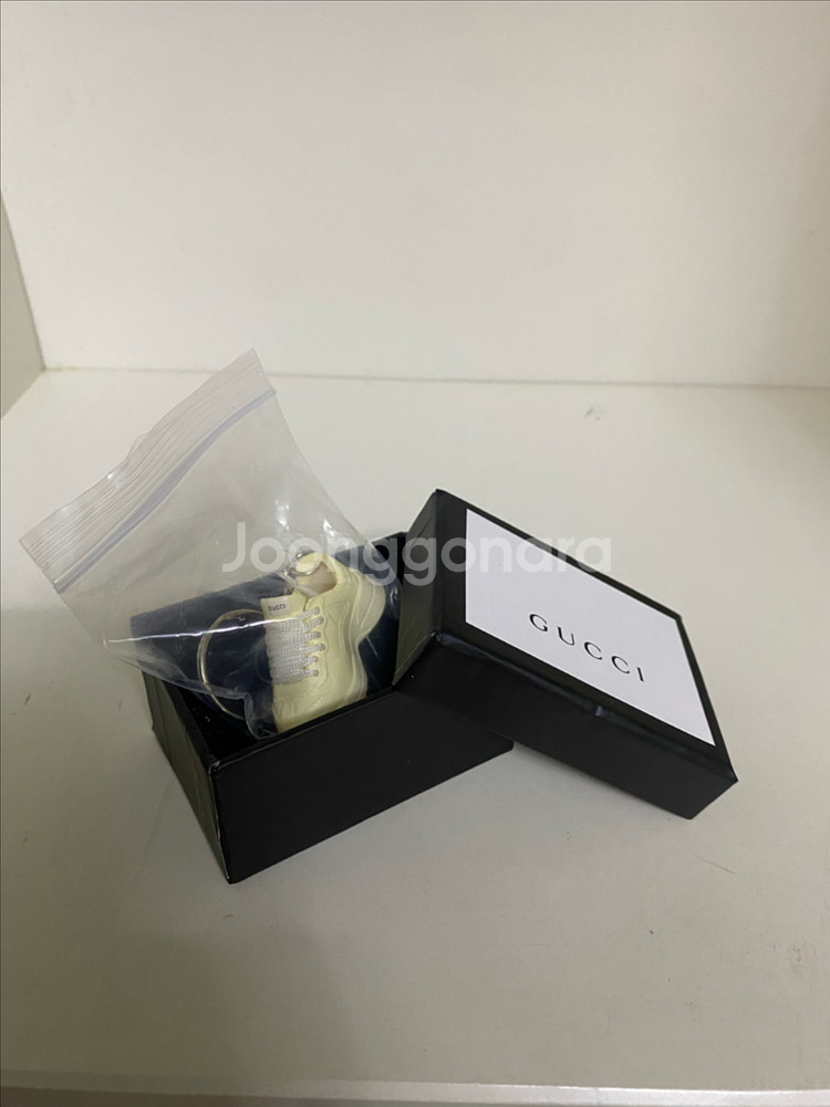 뽑기상품) 구찌 딸기 신발 미니어쳐 키링--1