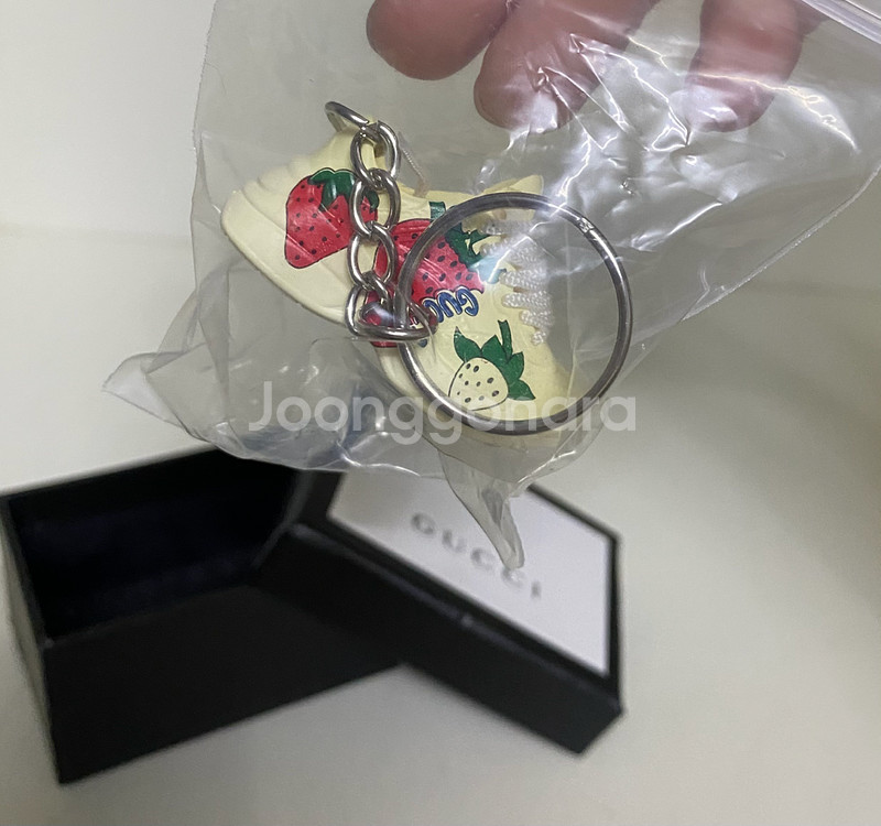 뽑기상품) 구찌 딸기 신발 미니어쳐 키링--3