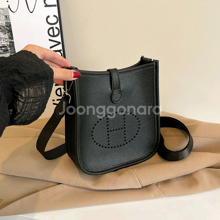 H 로고 크로스백--2