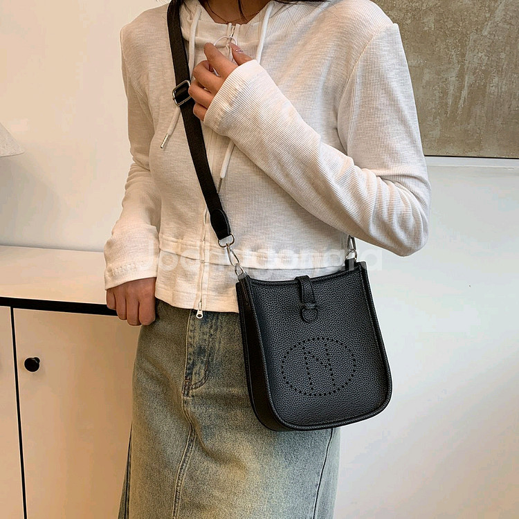 H 로고 크로스백--3