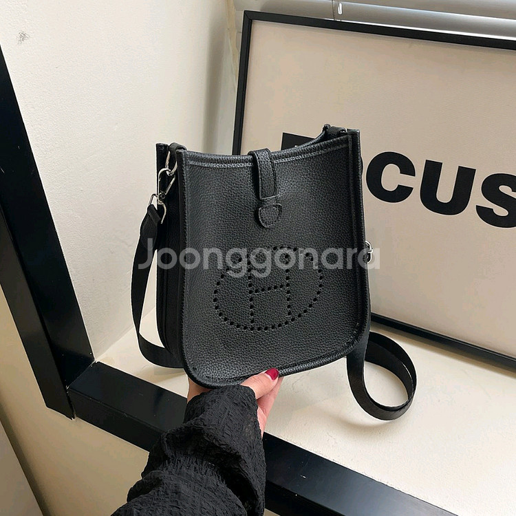 H 로고 크로스백--1