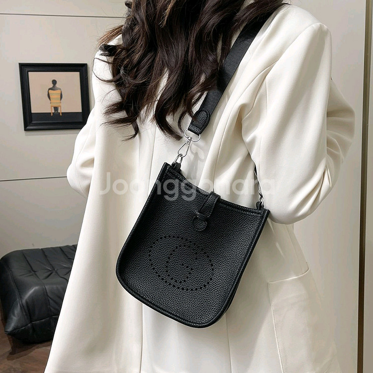 H 로고 크로스백--6