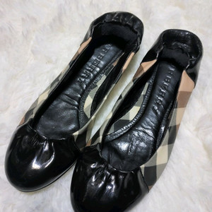 버버리 헤링본 플랫슈즈 37