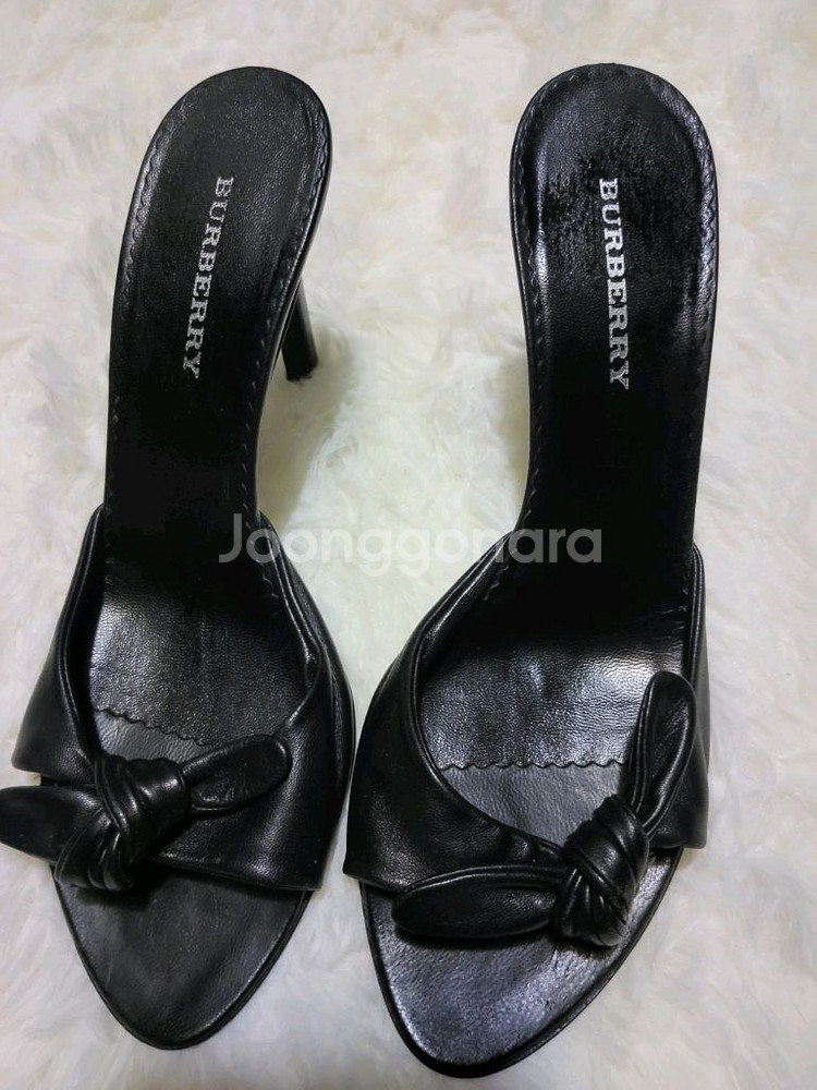 버버리여성 블랙 레더 뮬36(정품)--1
