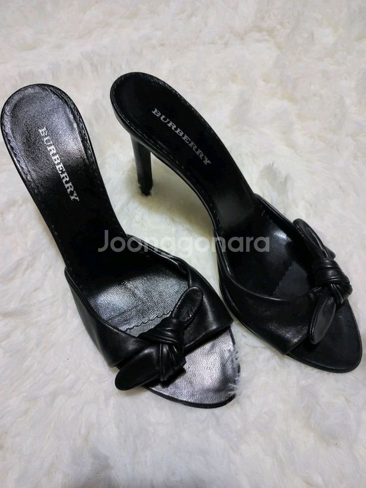 버버리여성 블랙 레더 뮬36(정품)--0
