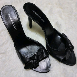 버버리여성 블랙 레더 뮬36(정품)