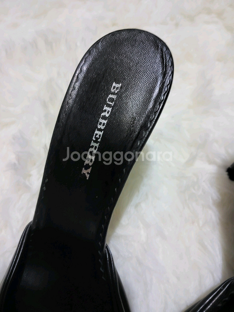 버버리여성 블랙 레더 뮬36(정품)--6