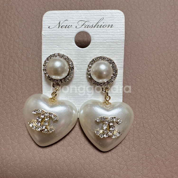 샤넬 하트 진주 귀걸이--1