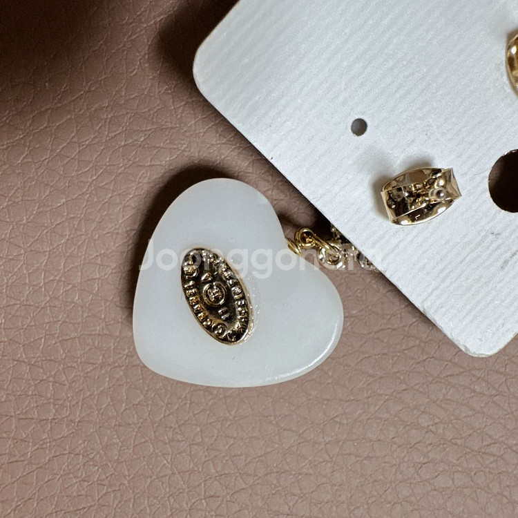 샤넬 하트 진주 귀걸이--2