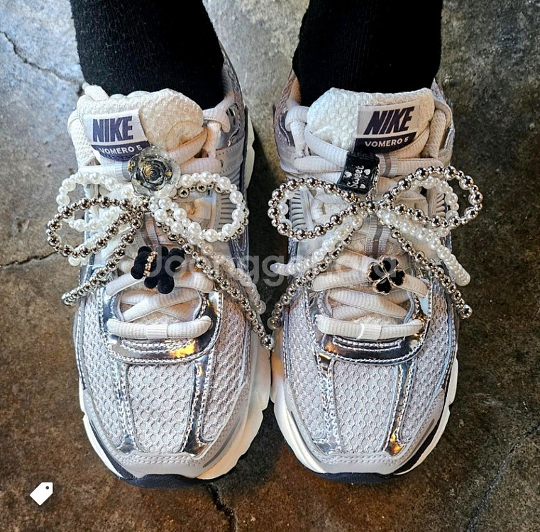 [W230 , W235] 우먼 나이키 줌 보메로 5 포톤 더스트 앤 메탈릭 실버--2