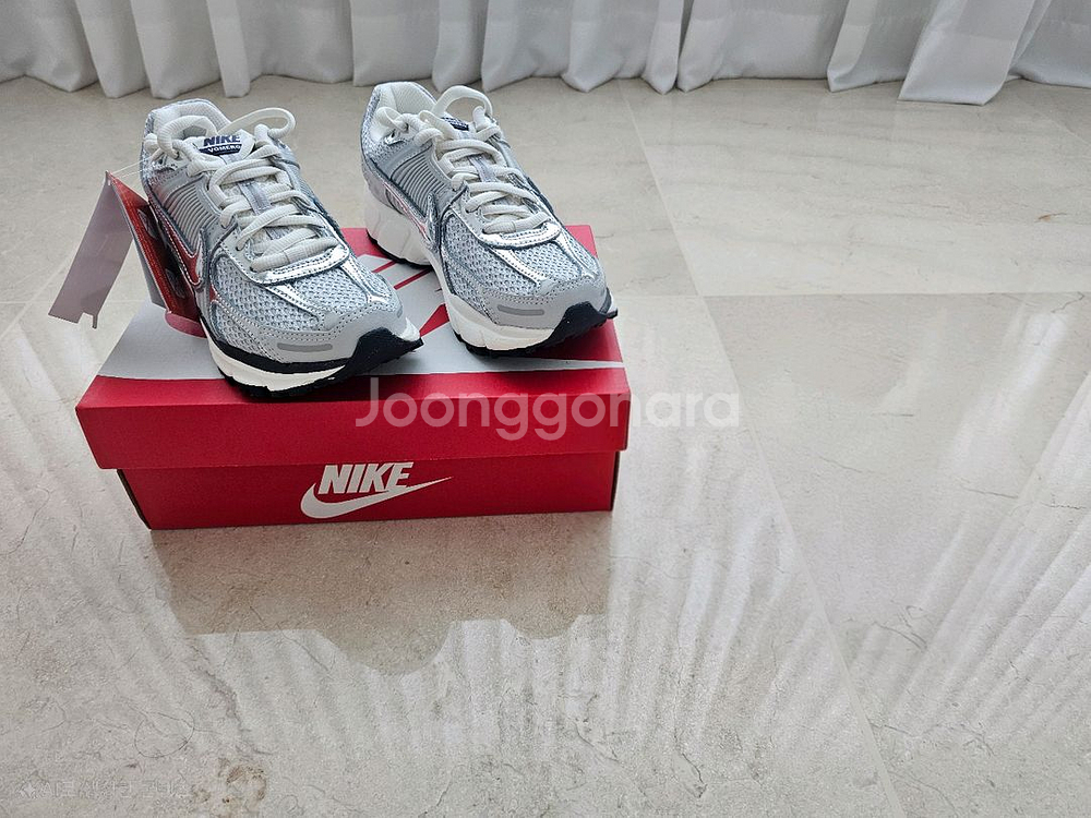 [W230 , W235] 우먼 나이키 줌 보메로 5 포톤 더스트 앤 메탈릭 실버--3