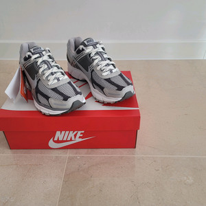 [260]나이키 줌 보메로 5 프리미엄 라이트 아이언 오어 앤 플랫 퓨터