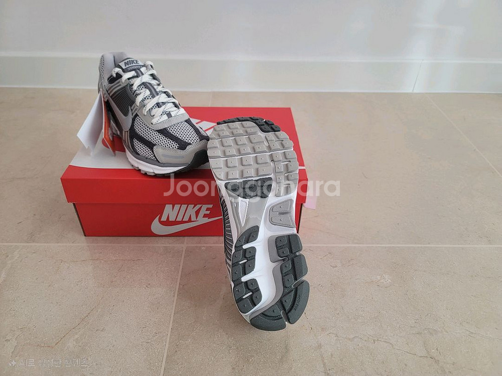 [260]나이키 줌 보메로 5 프리미엄 라이트 아이언 오어 앤 플랫 퓨터--1