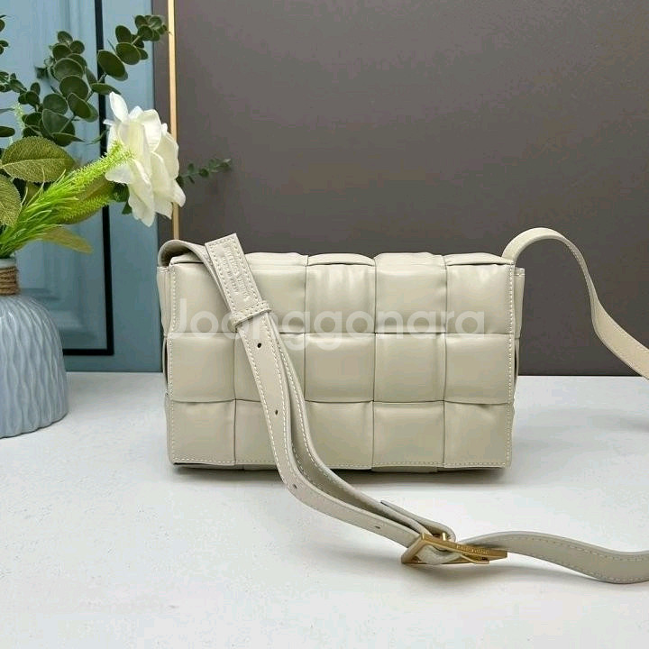 보테가 베네타 패디드 크로스백--0