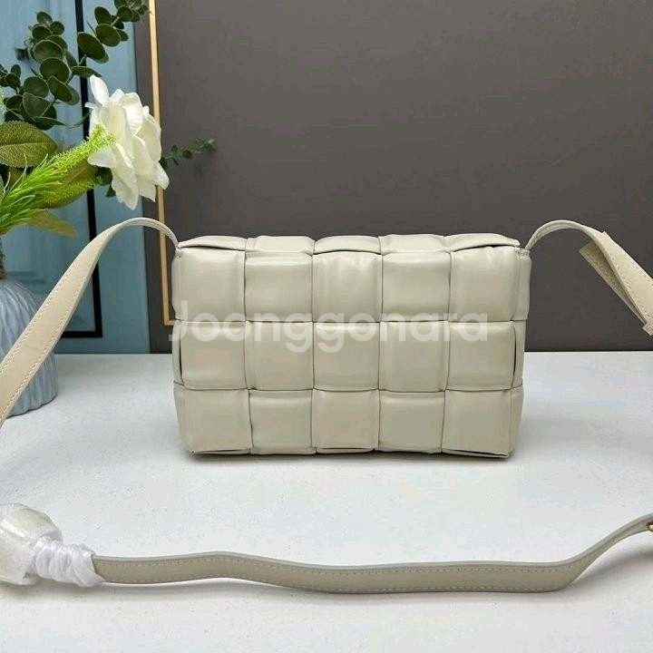 보테가 베네타 패디드 크로스백--2