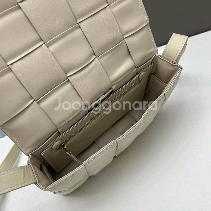 보테가 베네타 패디드 크로스백--4