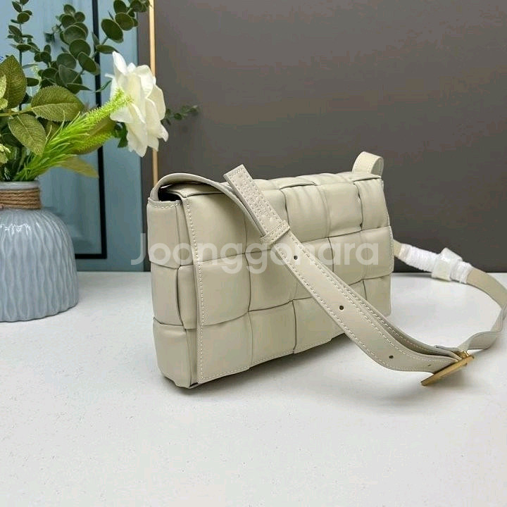 보테가 베네타 패디드 크로스백--1