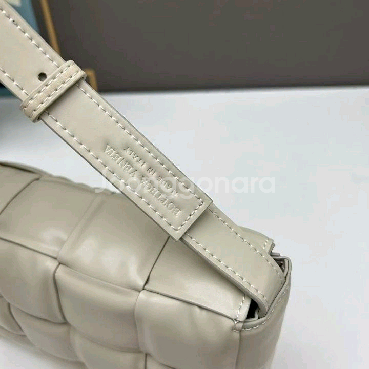 보테가 베네타 패디드 크로스백--3