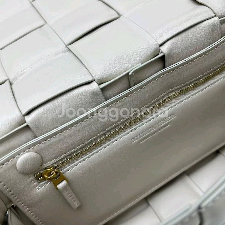 보테가 베네타 패디드 크로스백--6