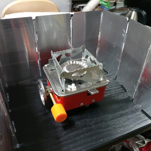 캠핑용으로 휴대용 가스 버너입니다. 9단 바람막이 포함