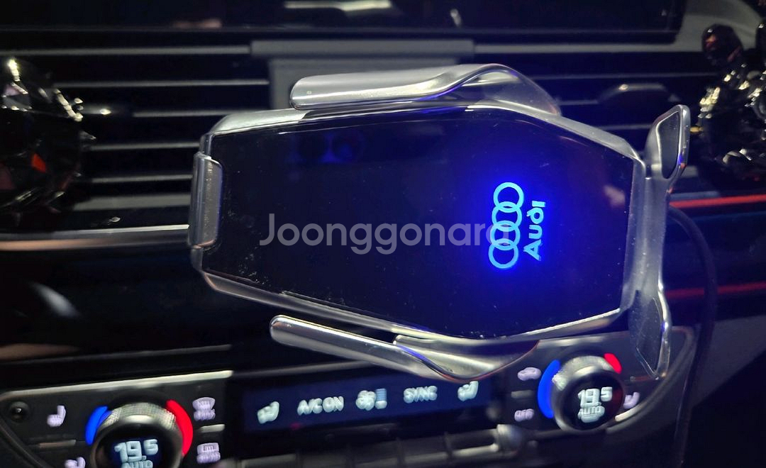 아우디Q5 차량용 스마트폰 무선 충전 거치대--2