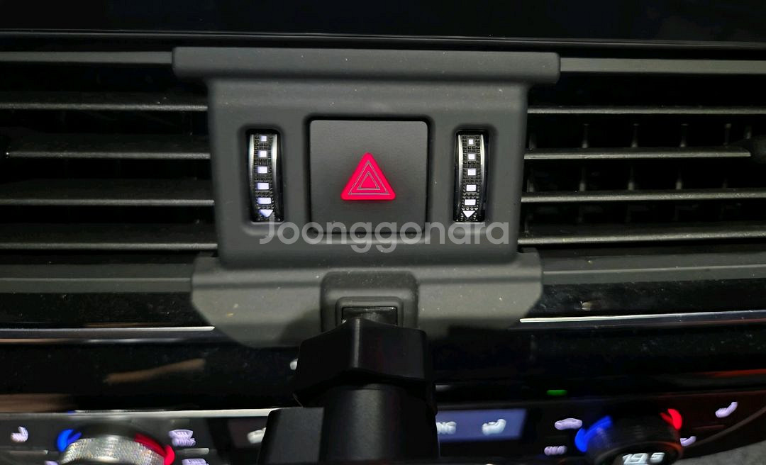 아우디Q5 차량용 스마트폰 무선 충전 거치대--3