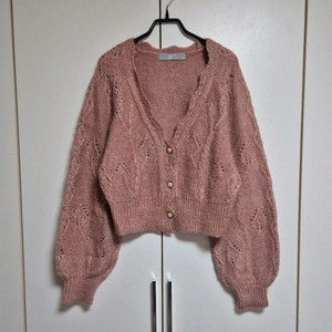 에잇세컨즈 헤어리 핑크 볼륨 소매 크롭 울 니트 가디건