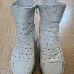 슈즈앤클럽 통굽 편칭 앵클부츠 225