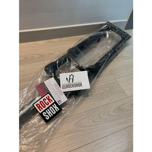 락샥 리콘 실버 RL 27.5 솔로 에어 100 QR 테이퍼드 리모트 서스펜션포크 새상품