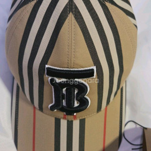 버버리 TB 베이스볼캡 8026924