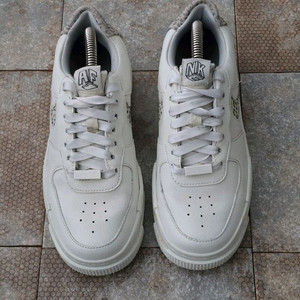 (225)나이키 에어포스 1 픽셀 se 레몬 레오파드 스니커즈