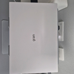 LG 그램(2025) 14인치 노트북 팔아요~ 사용감 거의 없고 구성품이랑 부가상품 다드려요