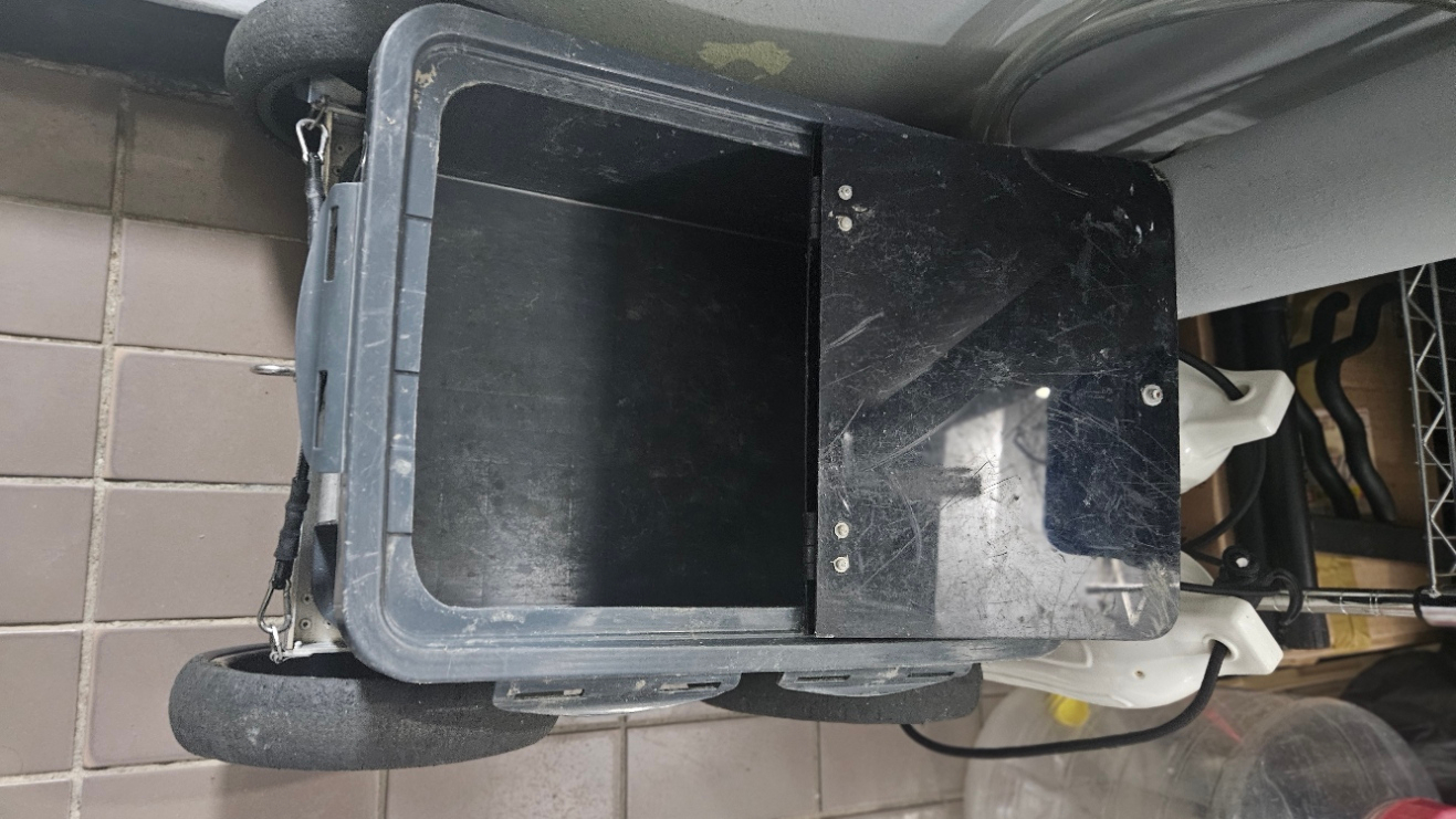 해루질 조과통(26L(큰 용량으로 교체 가능) + 리드쥴 2M * 2 + 펜더 2개 판매합니다. 이미지