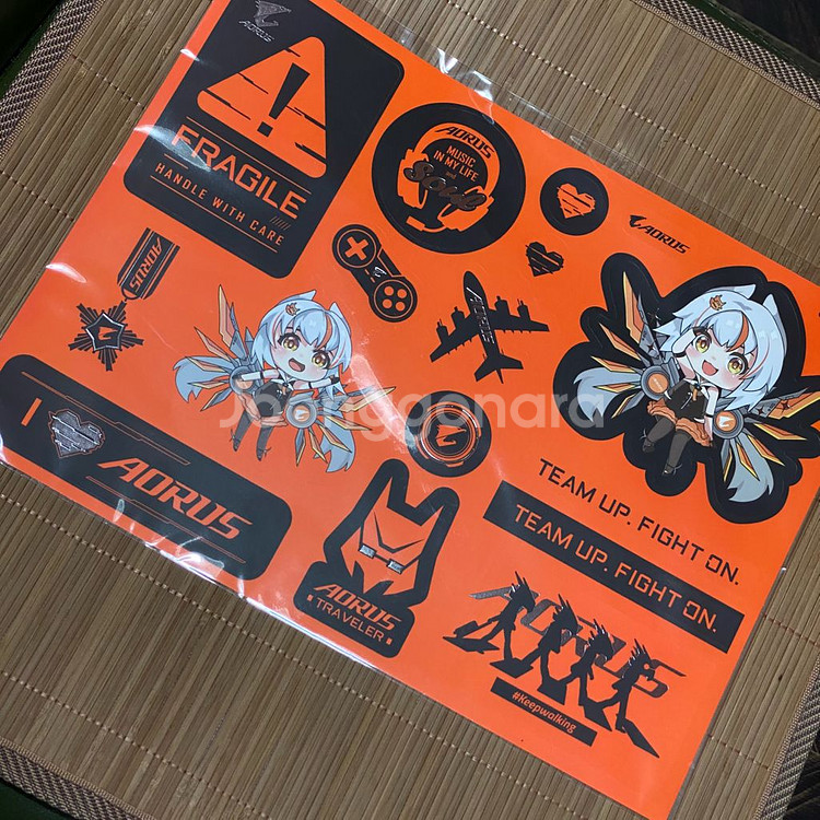 AORUS ARI 피규어 + 스티커--2