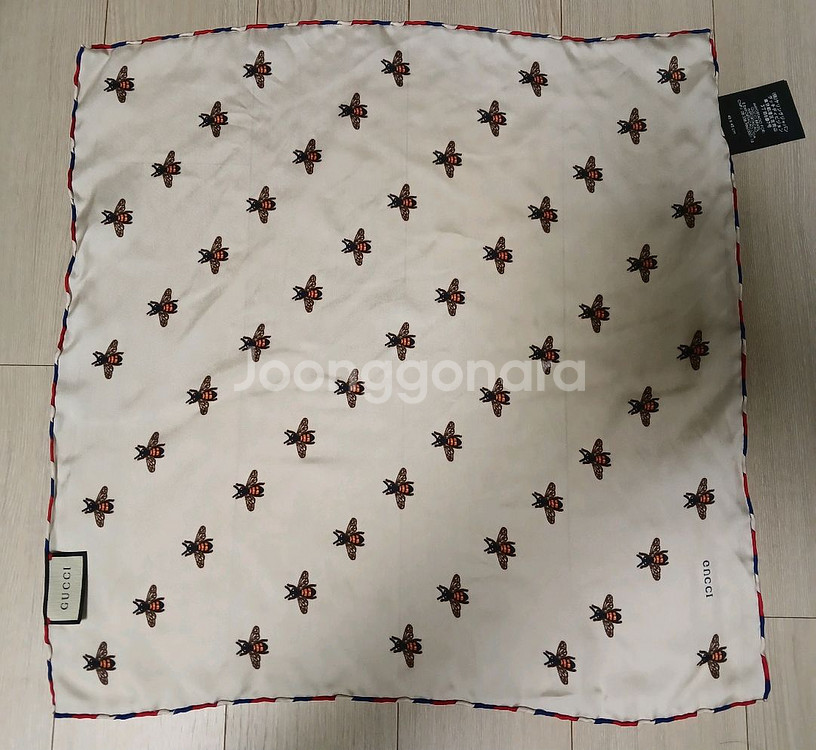 구찌 꿀벌 패턴 실크 스카프 판매합니다--0