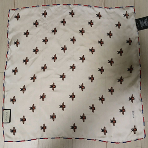 구찌 꿀벌 패턴 실크 스카프 판매합니다