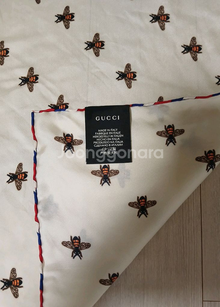 구찌 꿀벌 패턴 실크 스카프 판매합니다--2