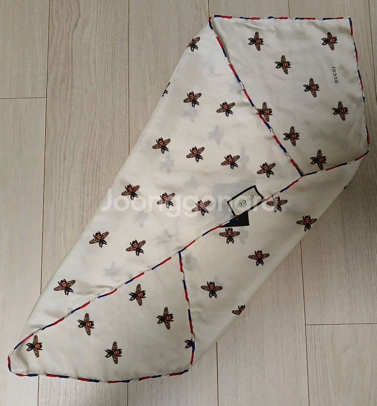 구찌 꿀벌 패턴 실크 스카프 판매합니다--3