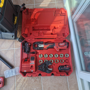 밀워키 18V 충전식 압착기 세트 HCCT-202C