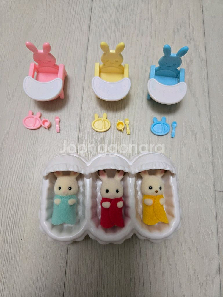 실바니안 세쌍둥이 돌보기--0