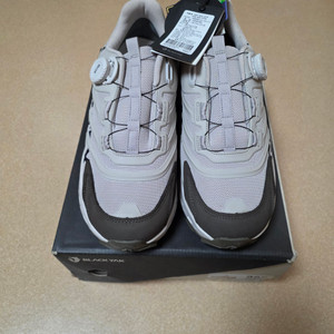 (새상품) 블랙야크 고어텍스 트레킹화 285 사이즈 택포 15만원 판매합니다..
