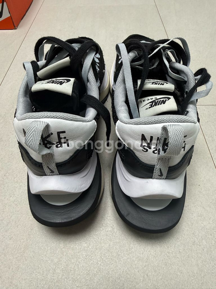 나이키x사카이 베이퍼와플 블랙 화이트 255 새상품--2