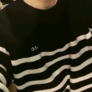 아페쎄 스트라이프 니트 스웨터