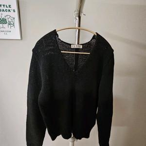 르바 브이넥 니트 스웨터 블랙