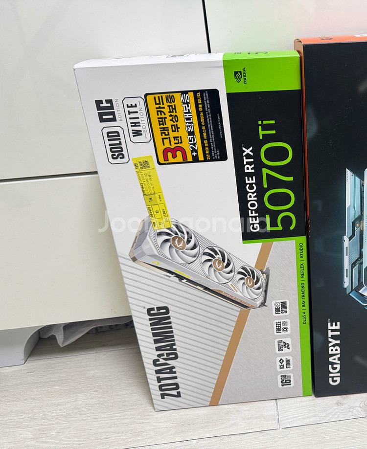 RTX 5070 Ti solid core oc white--0